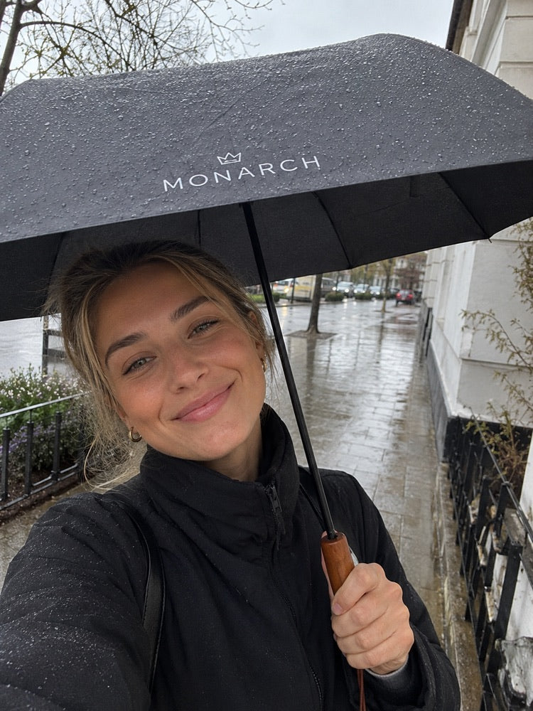 Selfie i regnvejr under Monarch-paraply