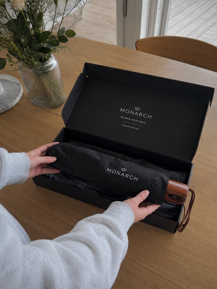 Unboxing af Monarch-paraply ved spisebordet