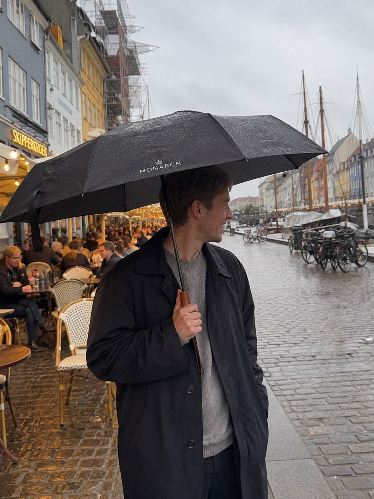Monarch-paraply i Nyhavn i regnvejr